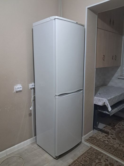 Холодильник Атлант большой,рабочи