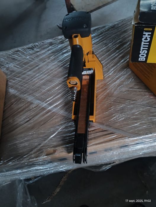 Pistol pneumatic cu capse