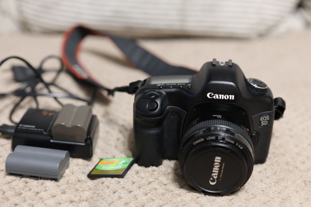 Canon EOS 5D Classic – 2 baterii + încărcător + card 2GB