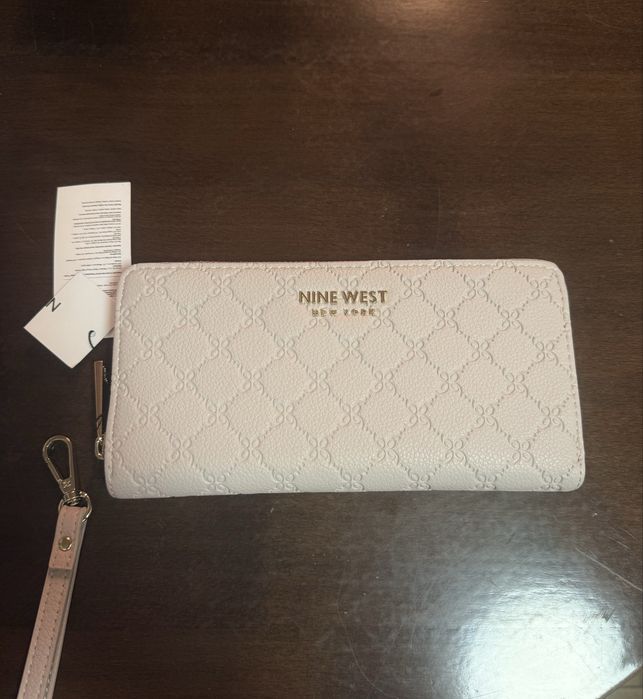 Чисто ново с етикет портмоне Nine West