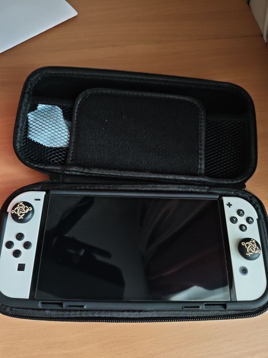 Продам Nintendo switch oled 128gb + чехлы