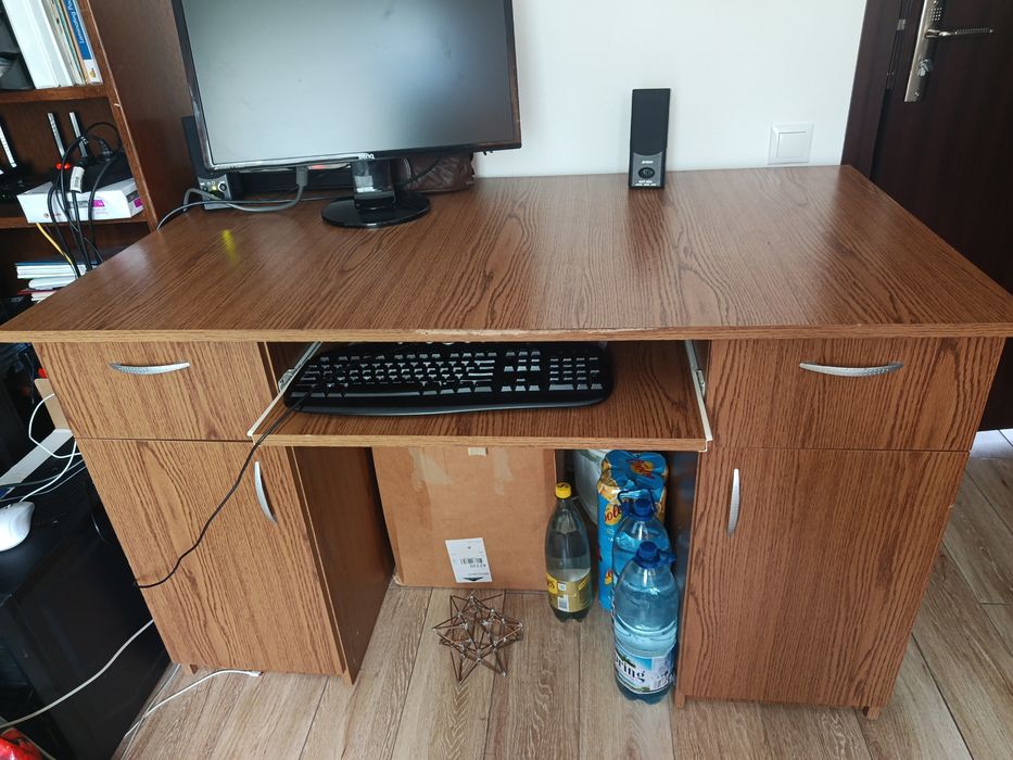 Birou spațios cu 2 sertare și 2 spatii de  depozitare (135 x 75 cm), stare buna