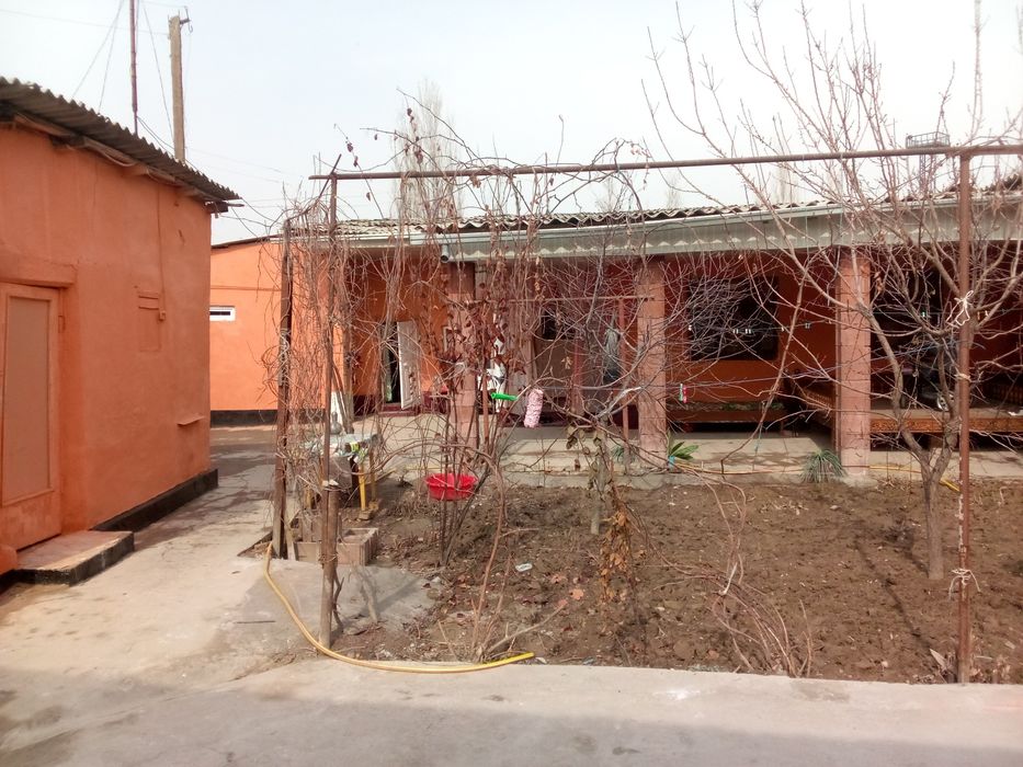 Uy sotiladi 7 ta xona 2 ta xommom 2 ta xojat xona oshxona