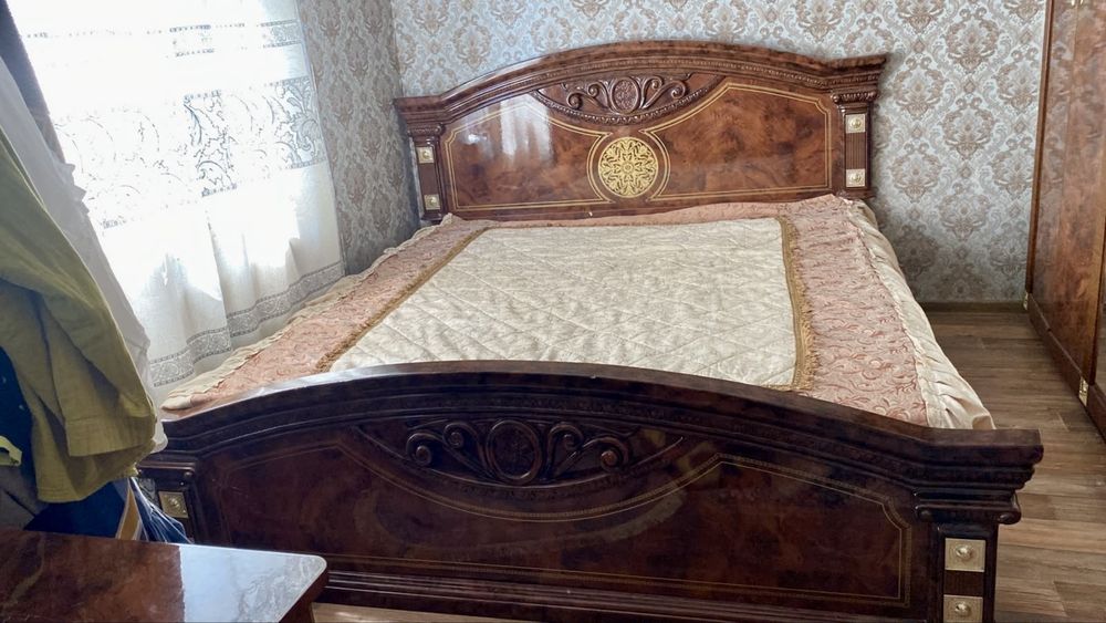 Двуспальная кровать с матрасом