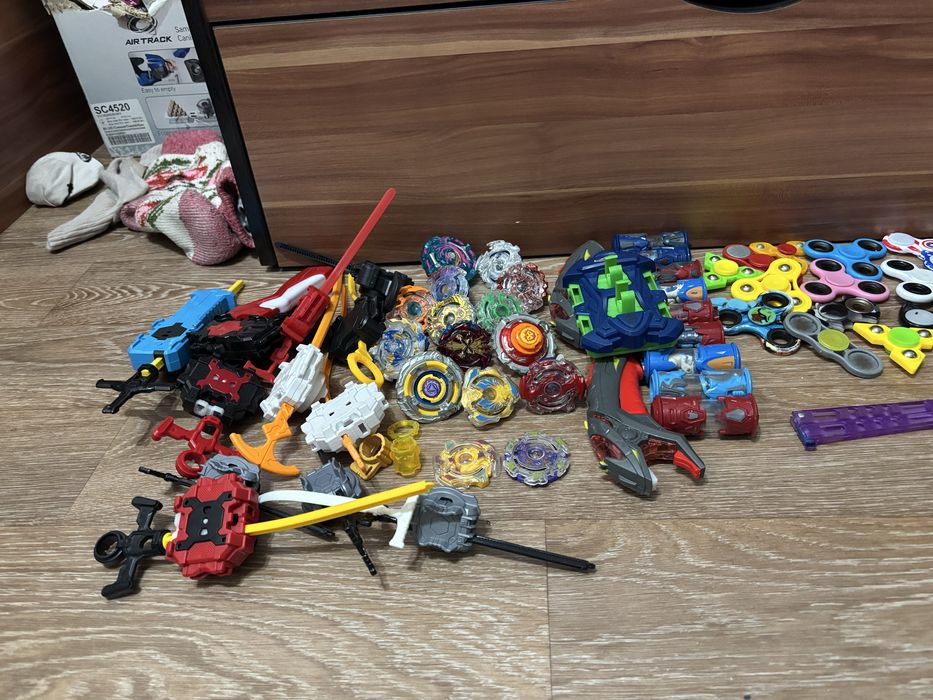 Игрушки разные.