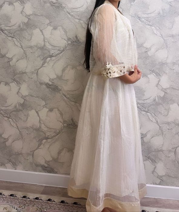 Платье белое, с накидкой