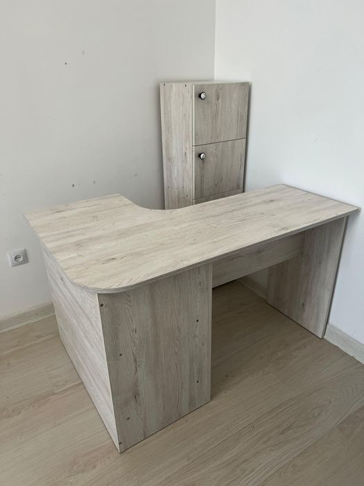 Маникюрный стол.