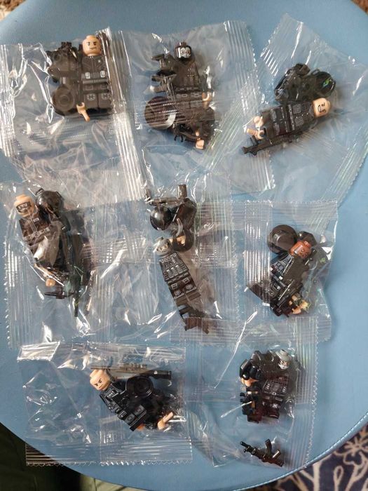 Set 8 figurine tip Lego soldati cu accesorii