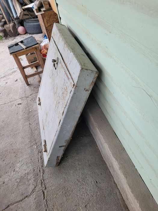 Железный  ящик с замком