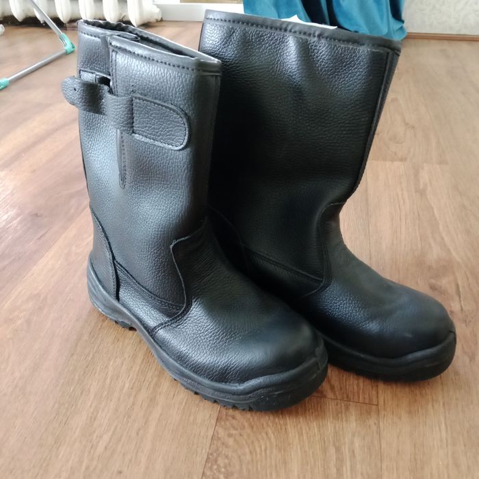 Продам новые сапоги 42р