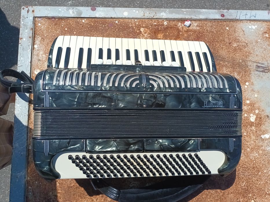 Vând acordeon italian