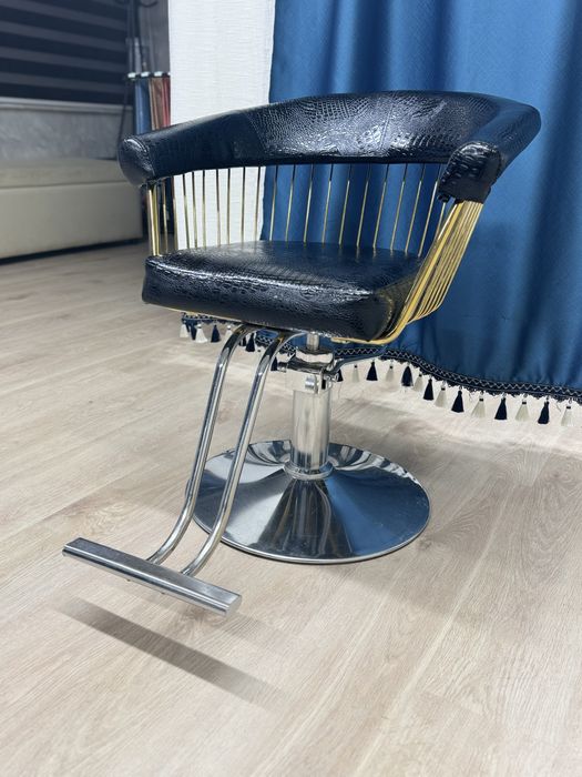 Продаю кресло парикмахнрское