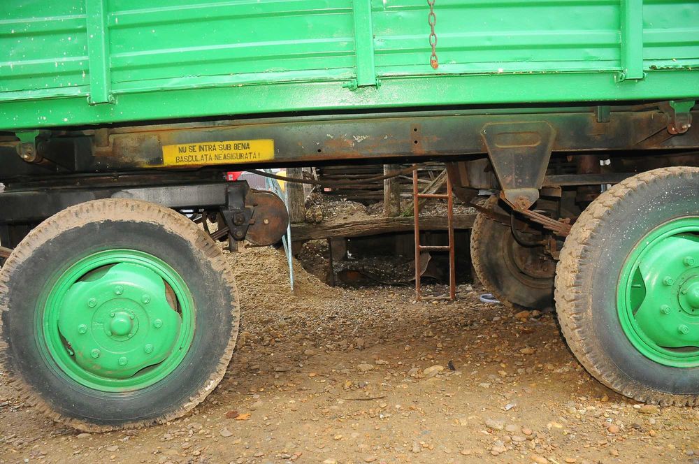Remorca auto 5 tone an 1992 basculabila lateral 2 cilindri, la tractor