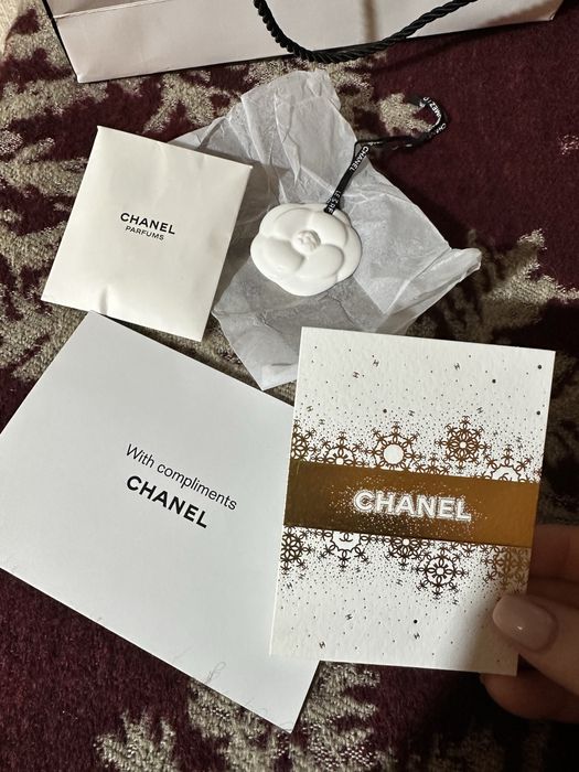 Chanel beauty керамична камелия и картичка