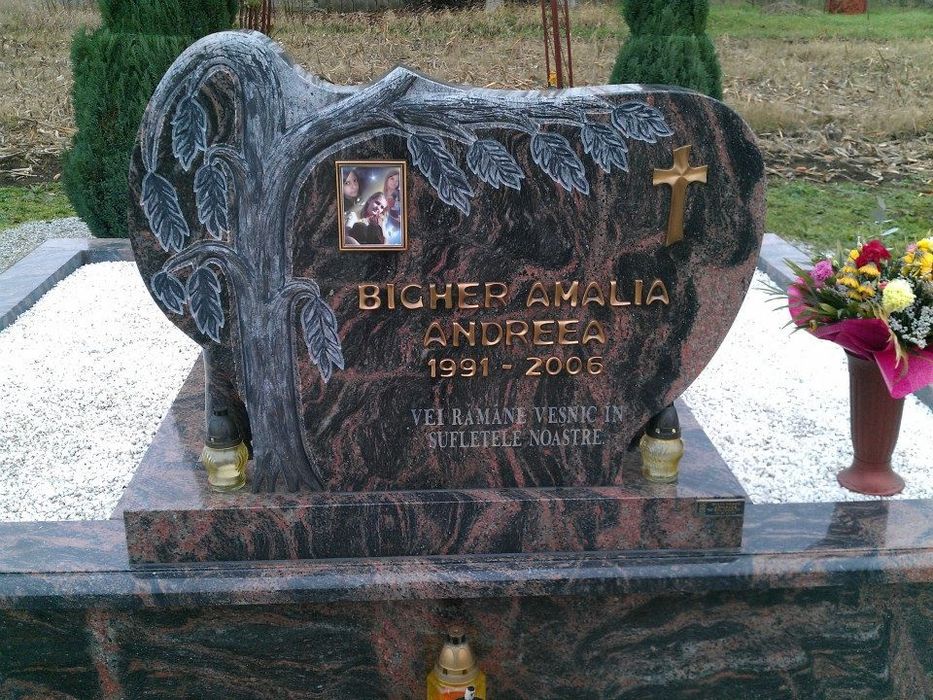 Vând cavouri, cripte, borduri, troițe