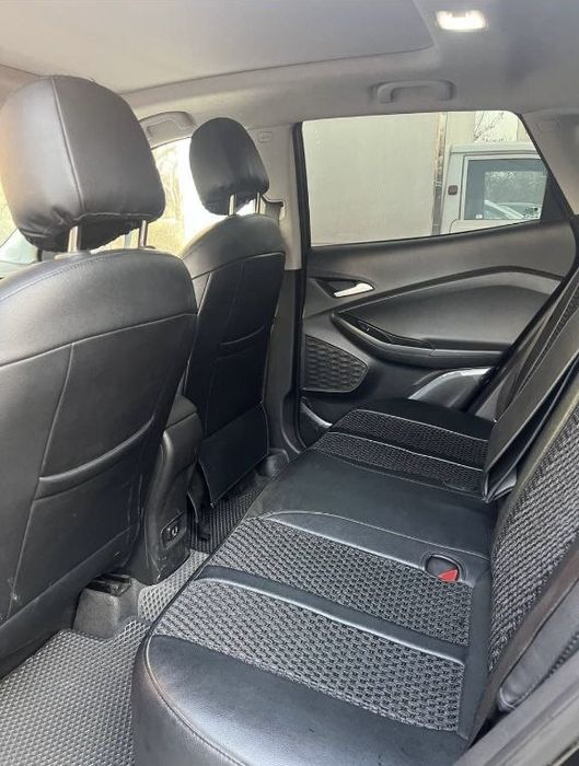 Chevrolet Tracker 2 Premier Plus 2024-qora rang, ideal holatda