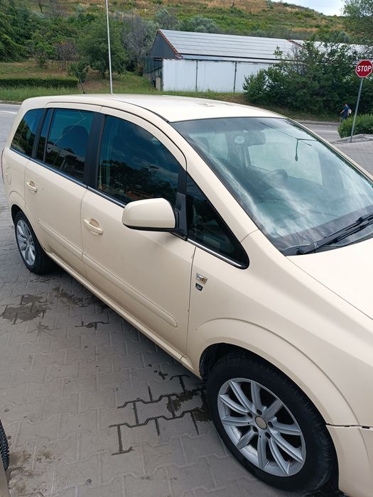 Продавам OPEL Zafira
