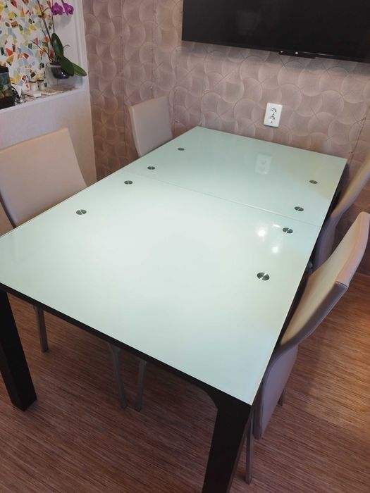 Кухонный стол и 4 стула.                                .