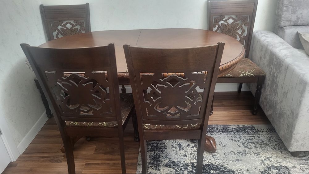 Продам стол со стульями.