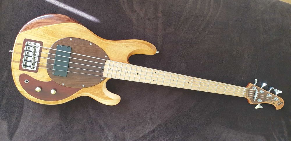 Бас китара Custom V