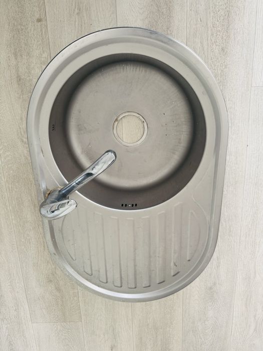 Продам Раковину  со смесителем