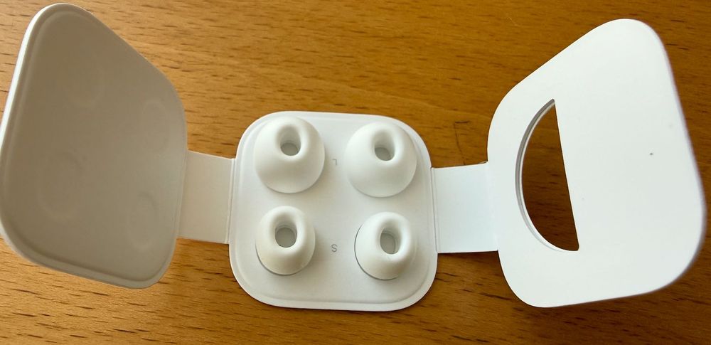 Продавам Apple AirPods Pro with Wireless Charging Case