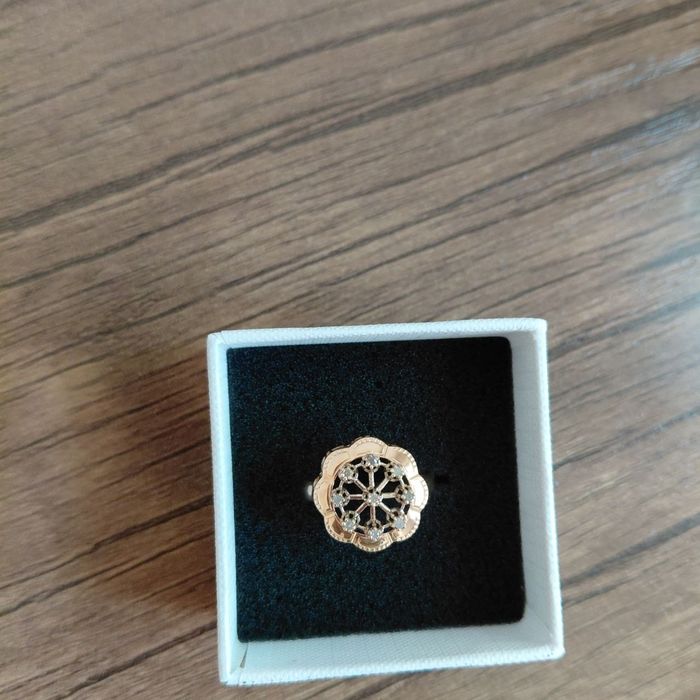 Золотая кольцо с бриллиантом