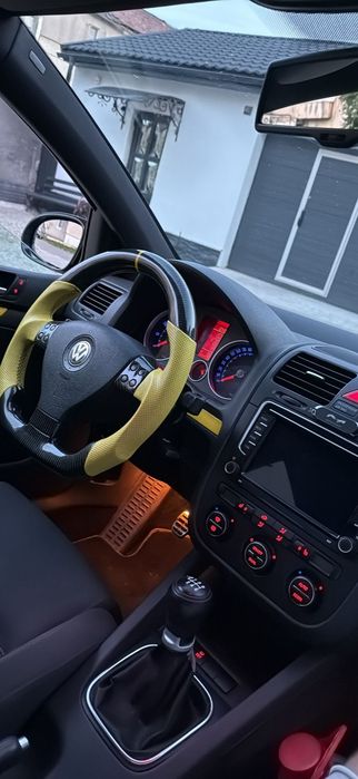 Volkswagen Golf 5 GTI 300cp