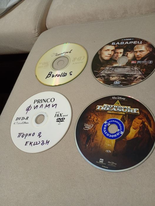 Компакт дискове с игрални и документални филми