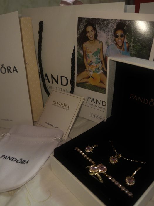 Набор украшений Pandora в подарочной упаковке
