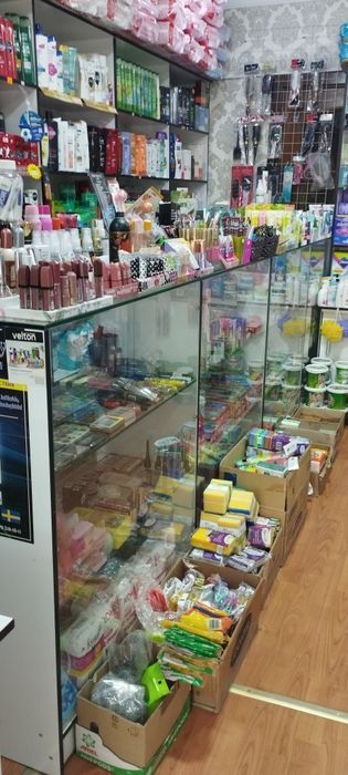 Продаю свои стеллажи со стеклянной витриной