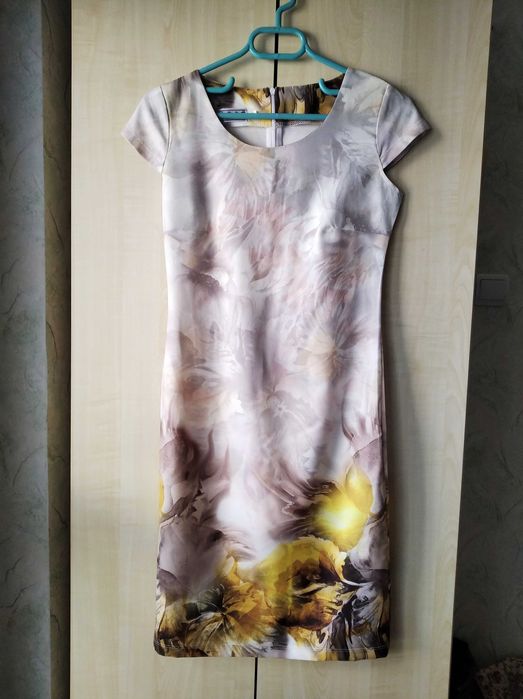 Елегантна вталена рокля без ръкав