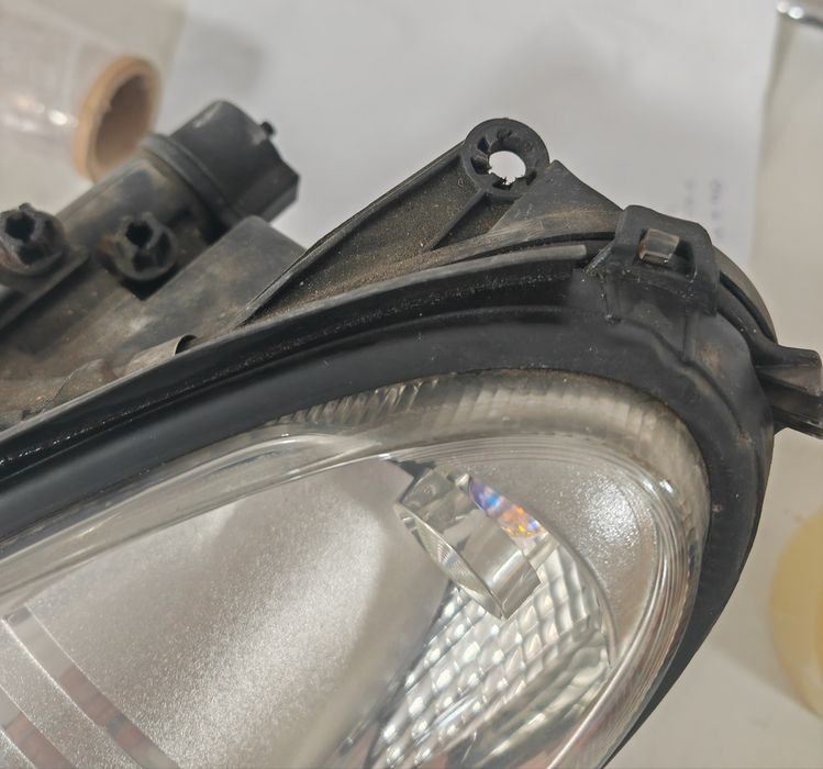 Far dreapta stanga Mercedes CLS  W219 Bi-Xenon HELLA original complet volan stanga