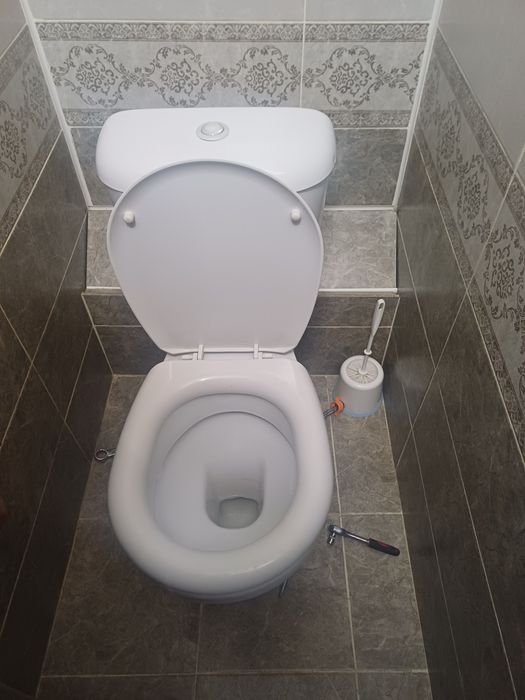 Продаю унитаз с бочком