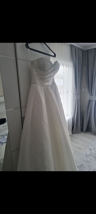 Сатенена булчинска рокля