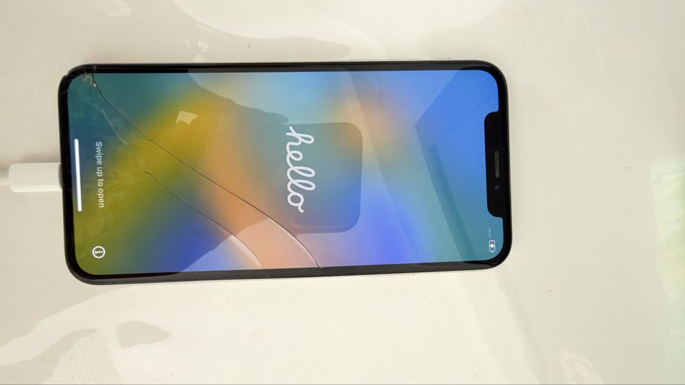 Продам Айфон X 64gb, работает и можно на запчасти