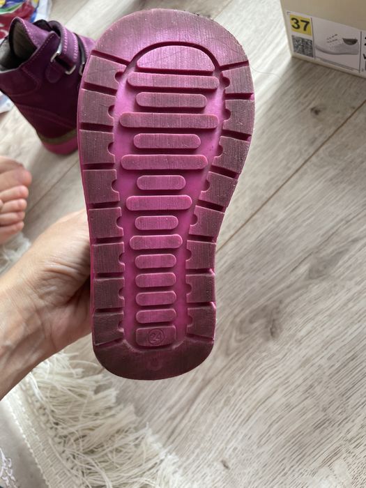 Продам детские ботинки