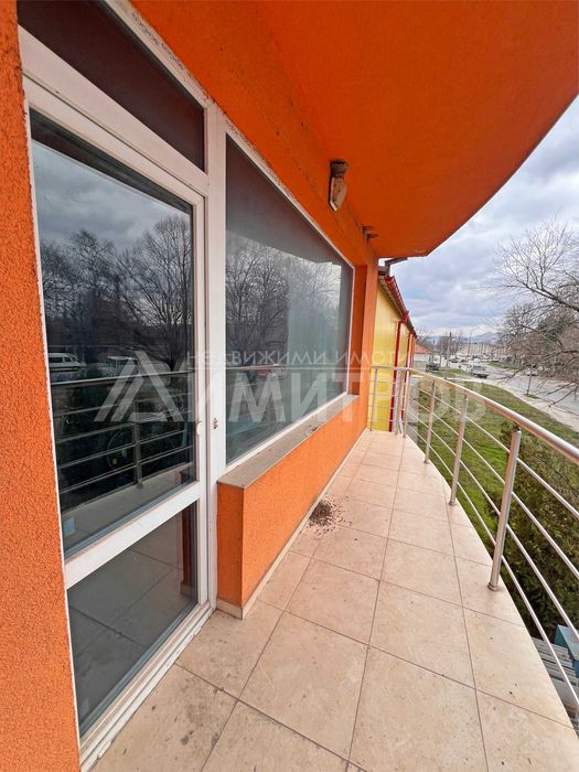 Дава под наем бизнес имот магазин, складово помещение в гр. Нови пазар