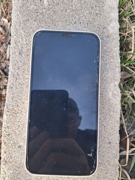 Продам Айфон 12