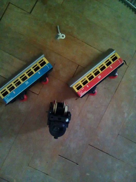 влакче с релси и ключе