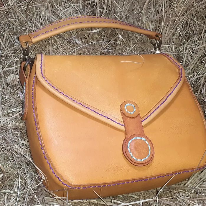 Ръчно изработени чанти и аксесоари от дъбена висококачествена кожа.