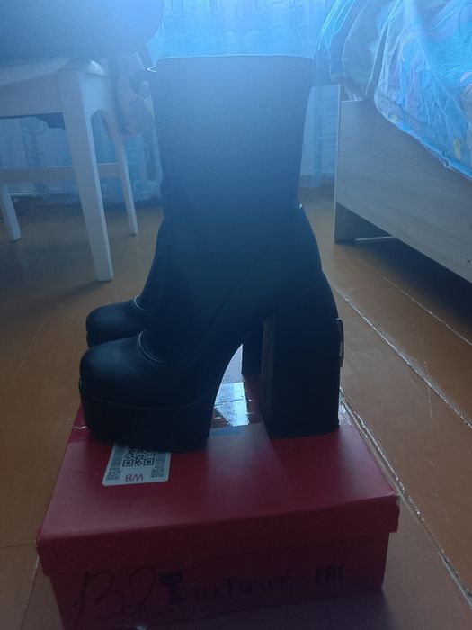 Продам женские сапоги