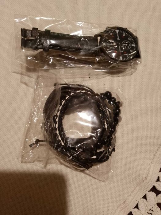 Подаръчни комлекти - часовник с 4 бр. кожени гривни