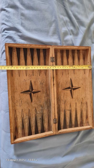 стара дървена кутия-дъска за шах и табла