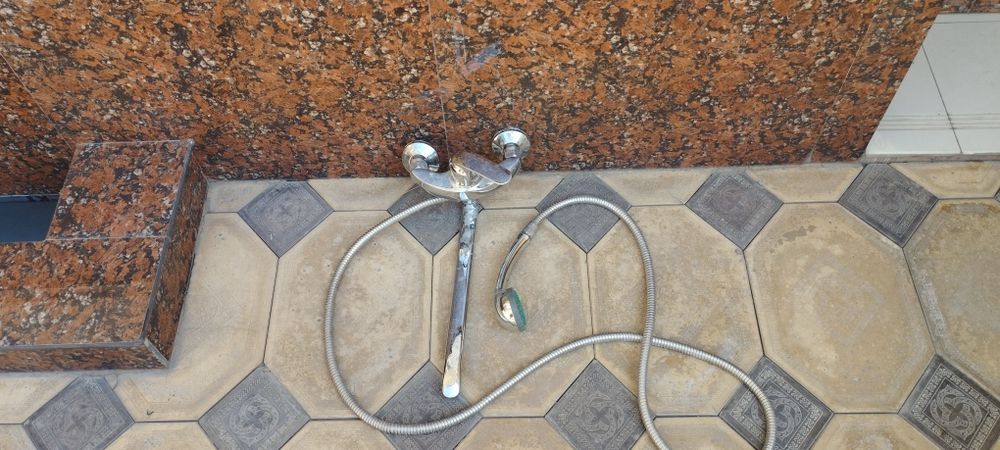 Продается Смеситель для ванны и душа.