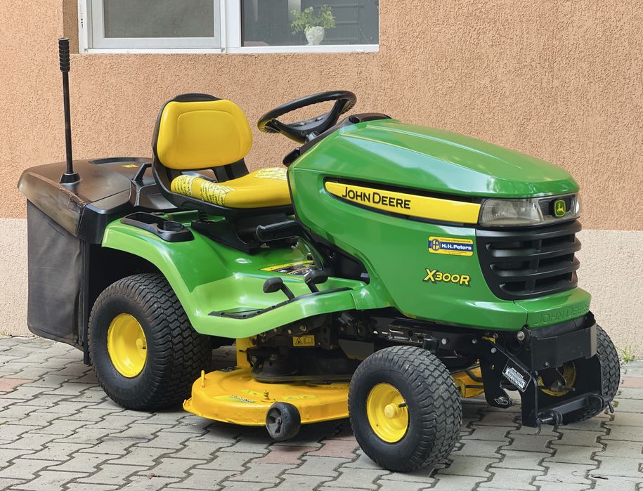 Tractoraș de tuns iarba/gazon John Deere X 300 R cu Coș pentru depozitare iarbă / 603cc / 20 cai putere V- Twin / Recent adus !