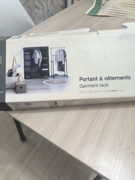 Продам вешалку новую