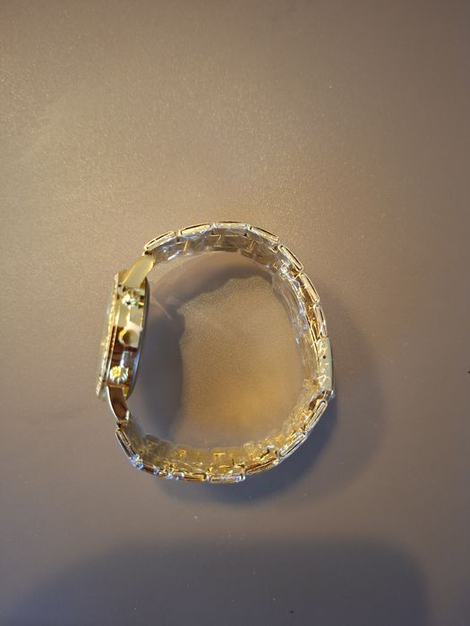 Дамски часовник в златен цвят