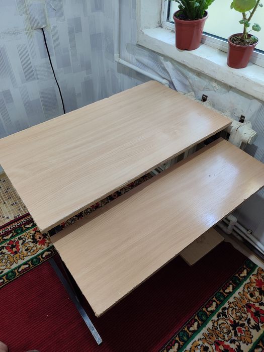 Kompyuter va o'qish stoli