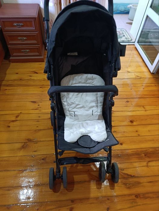 Коляска черного цвета